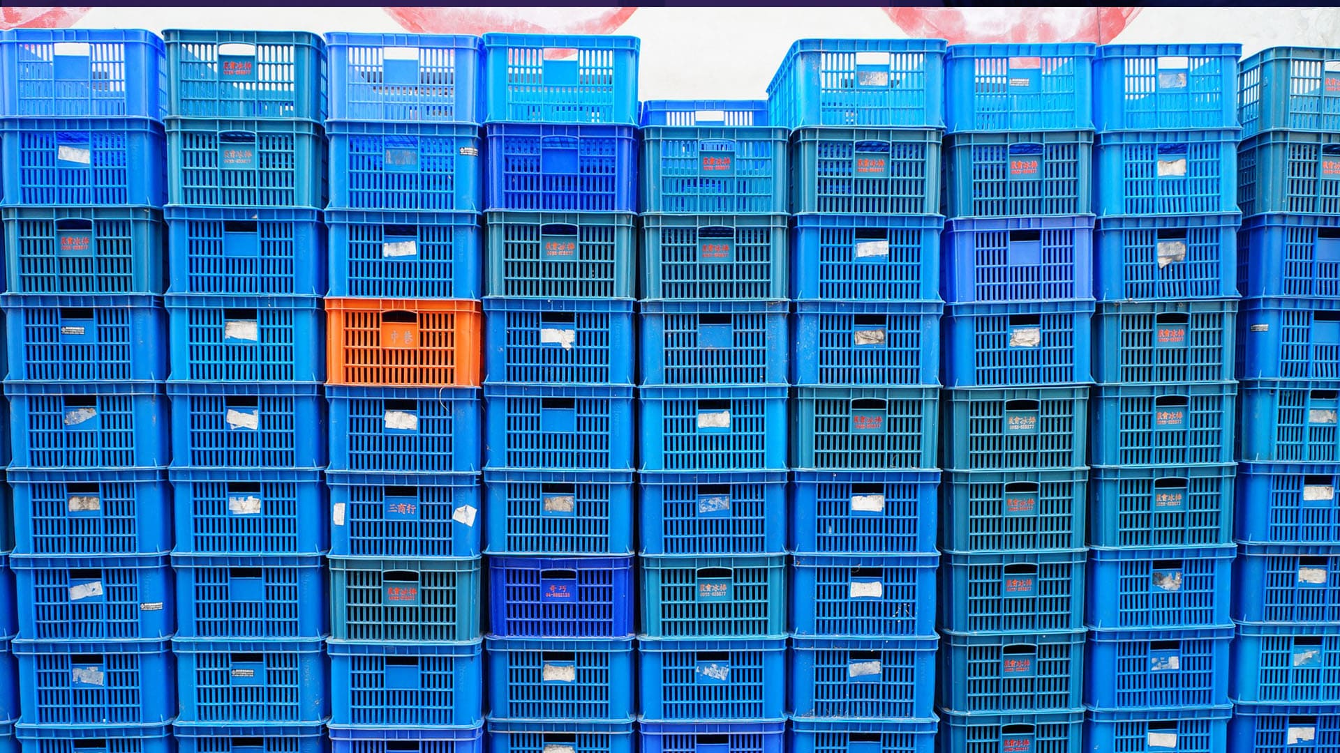 Caixas azuis empilhadas, uma em laranja se destaca